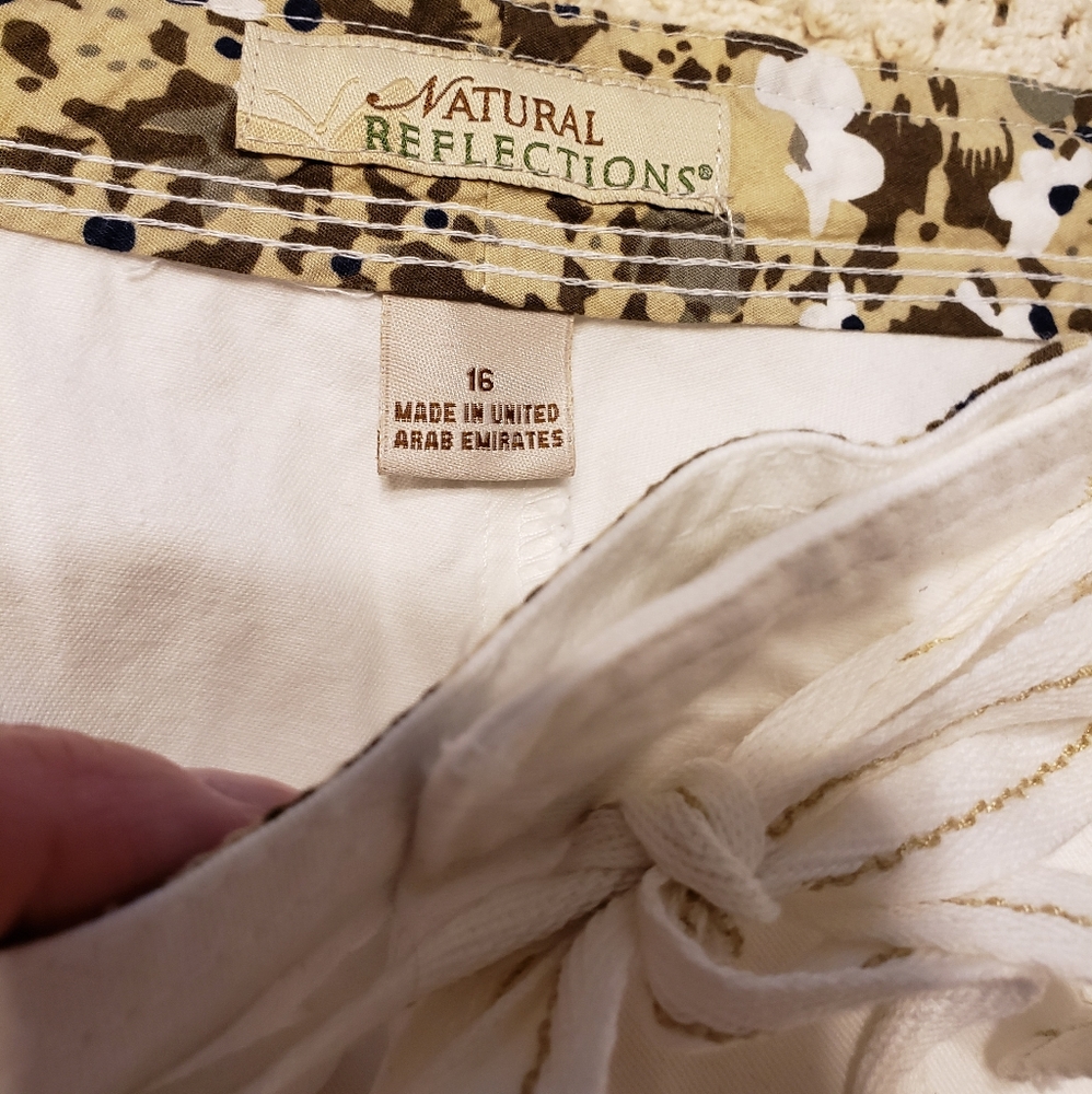 Womens white shorts trimmed in tans/browns - Picture 3 of 3